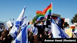 Ispred izraelskog Parlamenta se 29. decembra okupilo nekoliko hiljada demonstranata, koji su nosili izraelske i LGBTQ zastave.
