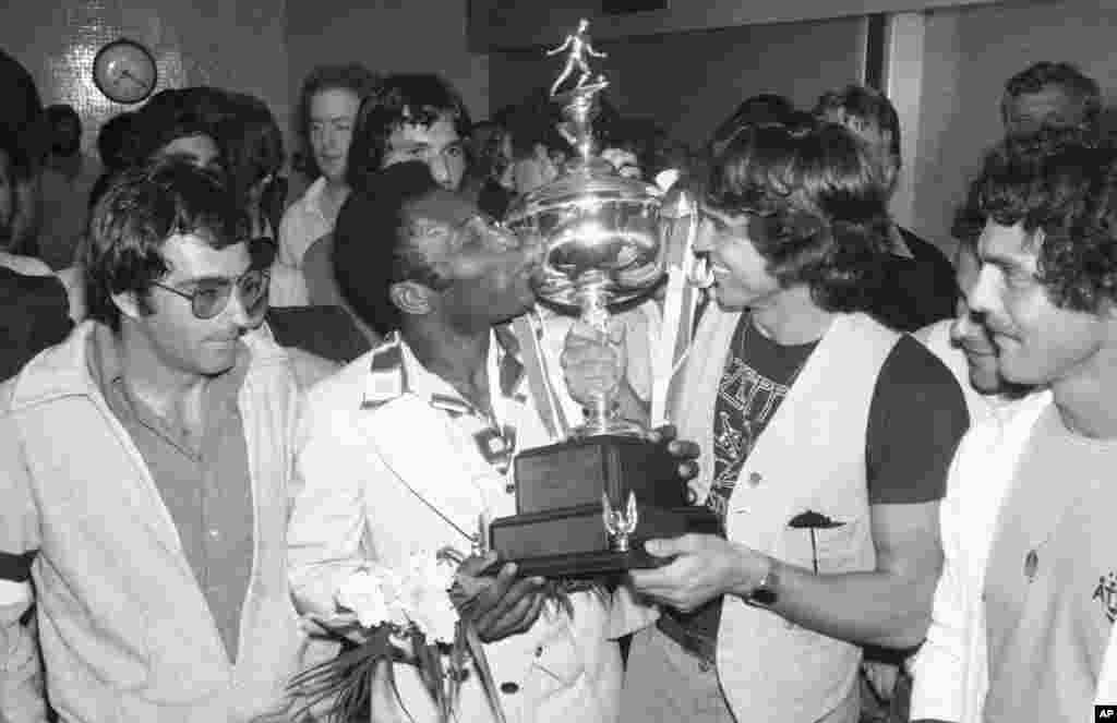 Pele, igrač New York Cosmosa, ljubi trofej svog tima na aerodromu Kennedy u New Yorku nakon pobjede nad ekipom Seattle Soundersa na Prvenstvu Sjevernoameričke fudbalske lige,&nbsp;29. avgust 1977.