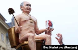 რუსეთის პრეზიდენტის ვლადიმირ პუტინის სკულპტურა უნიტაზზე, უკრაინის მიმართ რუსული აგრესიის წინააღმდეგ საპროტესტო აქციის დროს. პრაღა, ჩეხეთი, 2022 წლის 7 ოქტომბერი