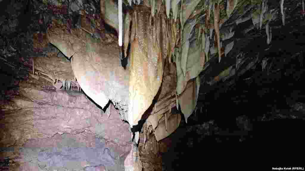 Još uvijek nije poznato kada je nastao pećinski nakit. 