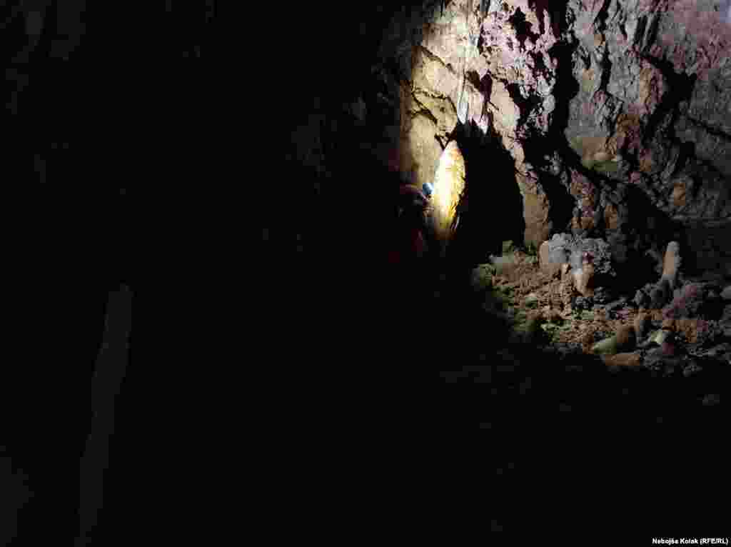 Iz glavne prostorije jedan kanal je ispod trebinjske bolnice, a drugi vodi u centar grada. Do sada je istraženo oko dvadesetak metara ovih kanala koji su veoma uski. 