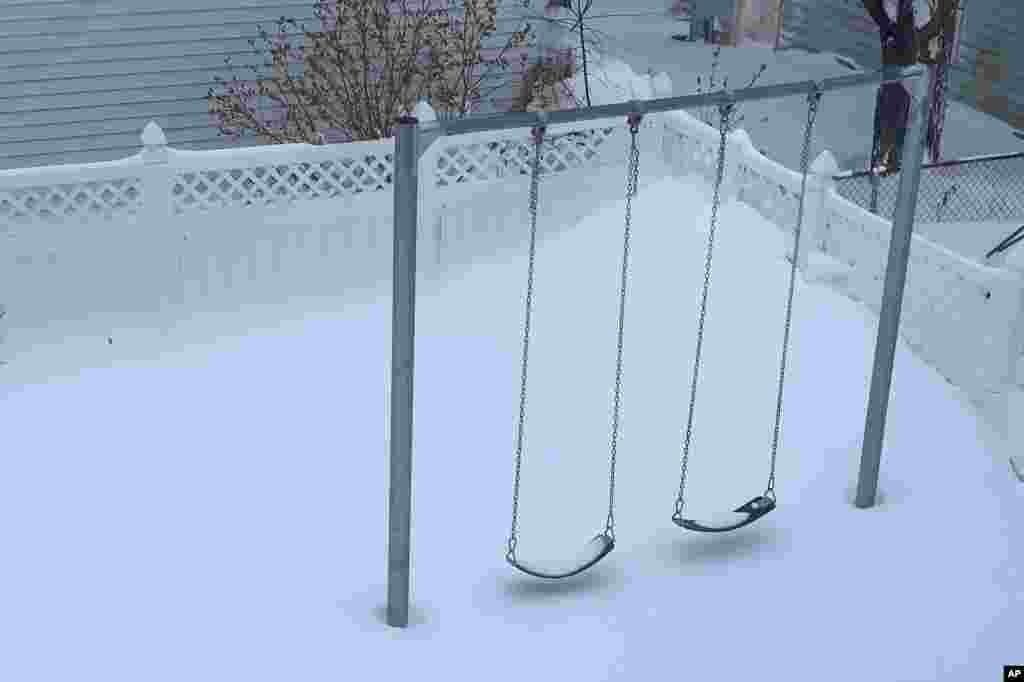 Snježna oluja protutnjala je regiom 23. i 24. decembra, pritom isključila struju i spriječila hitne ekipe pomoći da stignu do građana u hladnim domovima i zaglavljenih u automobilima.