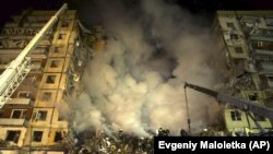 Echipele de salvare au intervenit în timpul nopții și duminică în căutarea supraviețuitorilor după ce un bloc cu 9 etaje din orașul ucrainean Dnipro a fost distrus de o rachetă lansată sâmbătă de forțele ruse.