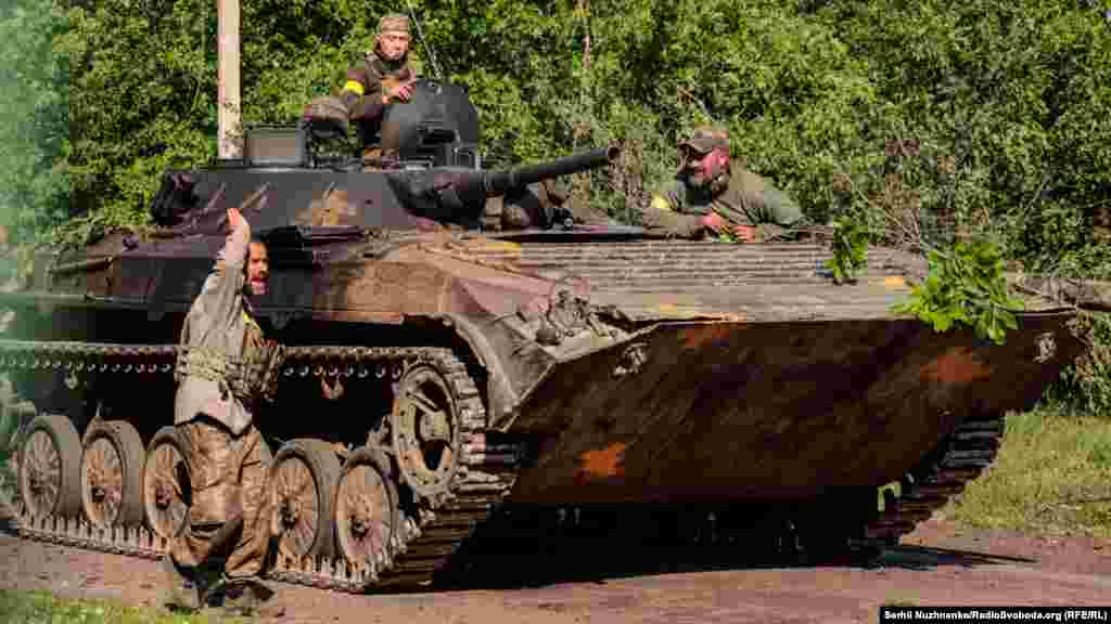 Військовий коригує бойову роботу української бронетехніки на лінії фронту. Бахмут сьогодні є однією із найгарячіших точок фронту: російські війська просунулися вглиб раніше контрольованих Києвом територій в районі Світлодарської дуги і наблизилися до Бахмута. Українські війська відбивають атаки російських сил та намагаються встановити контроль на панівних висотах для подальшого просування та можливих маневрів.