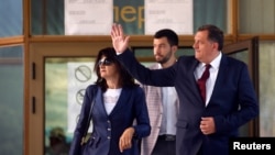 Milorad Dodik zajedno sa suprugom i sinom Igorom (u pozadini), Laktaši, BiH, 25. septembar 2016.