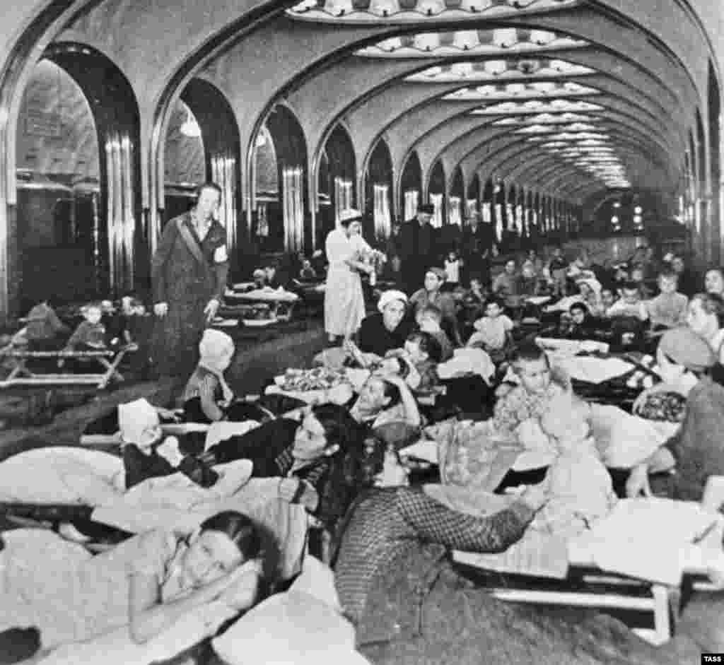 Мирные жители укрываются от нацистских бомбардировок на станции метро «Маяковская». 1941 год 