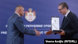 Nenad Đurić, donedavni funcioner kosovske policije, prima odlikovanje od predsednika Srbije Aleksandra Vučića 9. novembra 2022. u Beogradu, četiri dana nakon što je napustio kosovsku policije zbog neslaganja oko odluke o preregistraciji vozila sa srpskim tablicama. 