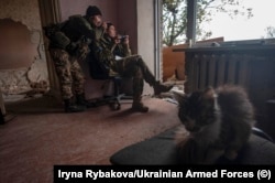 ორი ჯარისკაცი დრონს უშვებს შენობიდან. ოქტომბერი. ადგილმდებარეობა უცნობია.