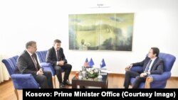 Na fotografiji: Specijalni izaslanik SAD za Zapadni Balkan Gabrijel Eskobar sa specijalnim predstavnikom EU) za dijalog Srbije i Kosova Miroslavom Lajčakom u Prištini na sastanku sa premijerom Kosova Albinom (Aljbinom) Kurtijem 24. avgusta 2022. 