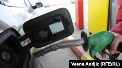 Sead Bahor iz Priboja kaže da kupovinom goriva u BiH mesečno uštedi najmanje 9.000 dinara (oko 75 evra).