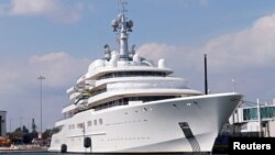 Superjahta Eclipse, u vlasništvu ruskog oligarha Romana Abramoviča, u luci Palm Beach na Floridi, SAD, 24. novembra 2017.