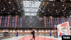 Putnik na terminalu C međunarodnog aerodroma Šeremetjevo. Avio-kompanija Aeroflot od 8. marta 2022. je obustavila sve međunarodne letove, osim letova za Minsk.