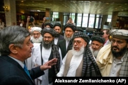 Ruski specijalni izaslanik za Avganistan Zamir Kabulov (levo) razgovara s najvišim talibanskim političkim liderom mulom Abdulom Ganijem Bardarom (treći s leva) i drugim članovima talibanske delegacije na mirovnim pregovorima u Moskvi u maju 2019.