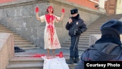 Перфоманс Евгении Исаевой