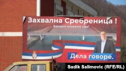 Bilbord sa likom Aleksandra Vučića, kandidata vodeće Srpske napredne stranke (SNS) za predsjednika Srbije, i porukom "Zahvalna Srebrenica". Fotografija načinjena u tom gradu šest dana pred izbore u Srbiji, 28. marta 2022.