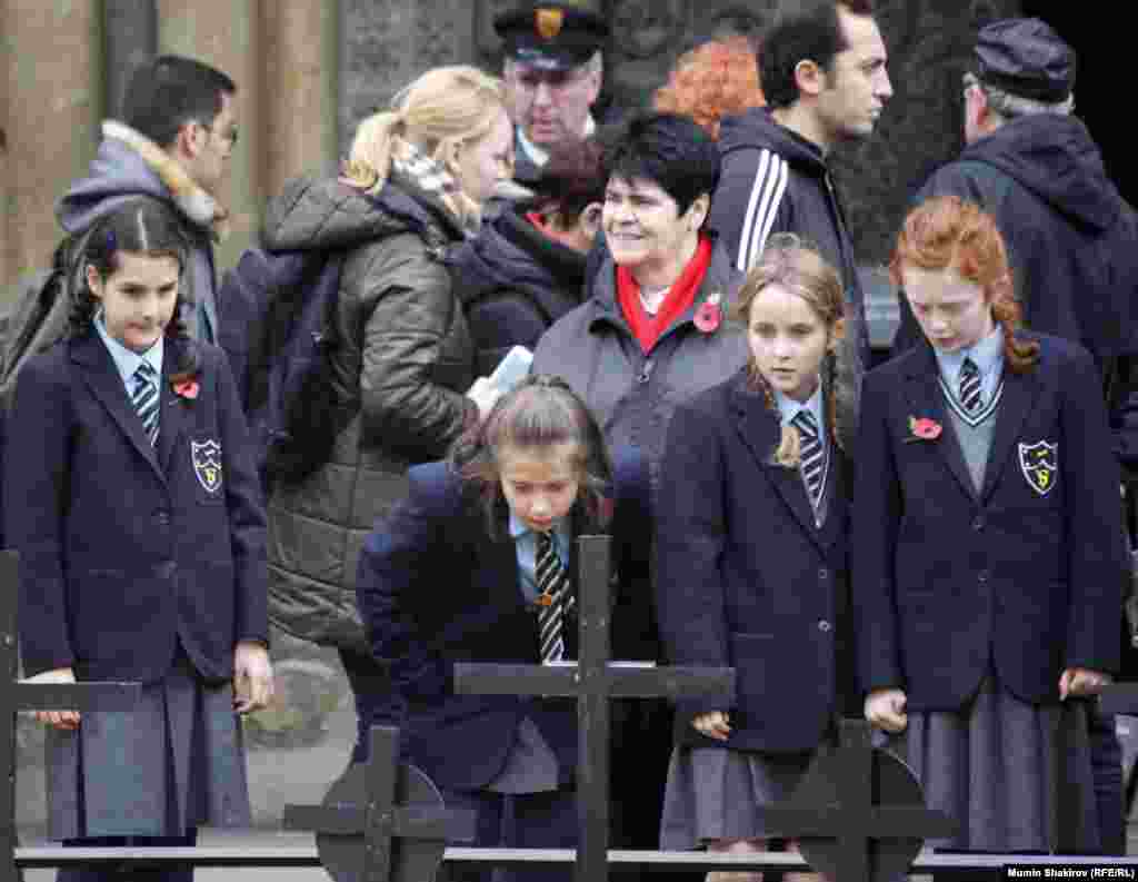 Школьники вместе с учителями также приходят к Вестминстерсокому аббатству. 