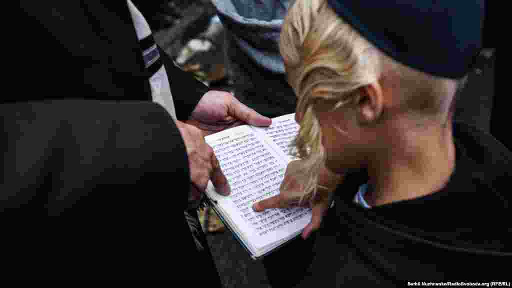 Також тут усі читають Тору – Старий Заповіт Біблії. Здебільшого на івриті