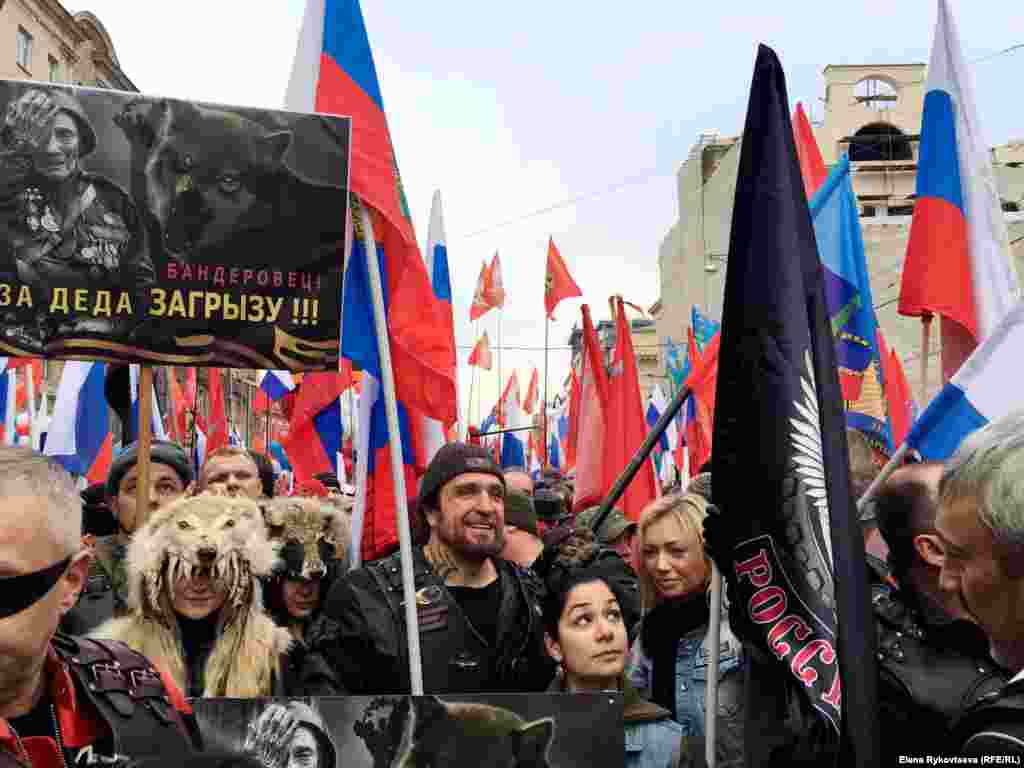 Лідер прокремлівського байкерського клубу «Нічні вовки» Олександр Залдостанов («Хірург») та його прихильники