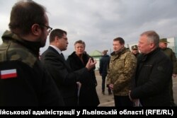 Керівник військової адміністрації у Львівській області під час спілкування з польською владою на кордоні