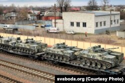 Залізничний склад з російською військовою технікою на станції Навабеліця в Гомелі, березень 2022 року