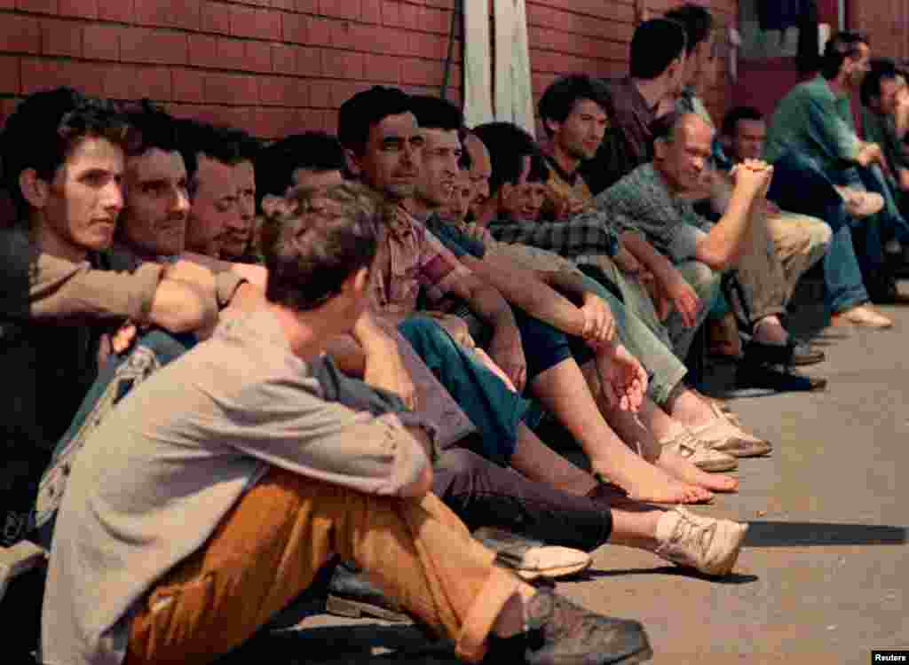 Rudnik Omarska je početkom rata 1992. bio logor za zatvaranje i mučenje bošnjačkog i hrvatskog stanovništva sa područja Prijedora. Logor su organizovale lokalne vlasti, predvođene Srpskom demokratskom strankom. U logoru je od maja do augusta 1992. bilo zarobljeno oko 6.000 građana nesrpske nacionalnosti. Oko 700 ih je ubijeno. U logoru je boravilo i 37 žena i 28 maloljetnika. Logor je zatvoren u augustu 1992., nakon što su ga posjetili strani novinari i napravili snimke neuhranjenih zatvorenika koje su obišle svijet. Rudnik Omarska je sada u vlasništvu Mittal Steel korporacije. Vlasnici su željeli odati počast žrtvama izgradnjom memorijalnog centra, ali su se toj inicijativi suprotstavili predstavnici lokalne vlasti. Novinarima RSE bilo je dozvoljeno slikati samo zloglasnu Bijelu kuću, u kojoj su logoraši mučeni do smrti. Slike: 1992. i 2022.