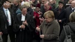 Cvijeće i svijeće u sjećanje na pad Berlinskog zida