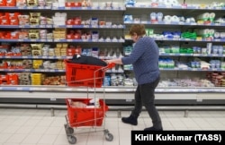 მყიდველი ნოვოსიბირსკის სუპერმერკეტში, 7 აპრილი, 2022 წელი