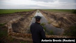 Granični policajac Hrvatske na prelazu sa Srbijom u blizini Tovarnika, ilustrativna fotografija