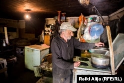 Ima krov nad glavom i dobija hranu. Na tome mu je, kaže, zahvalan.