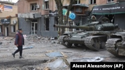 Танки с российской символикой в Мариуполе