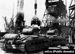 ინგლისის პორტში იტვირთება სსრკ-სთვის გათვალისწინებული საბრძოლო ტექნიკა