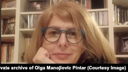 Olga Manojlović Pintar:Negirati da su se zločini dogodili nije jednostavno zato što je nemoguće u potpunosti izbrisati sve činjenice i uništiti sve dokaze koji svedoče o zločinu. Nemoguće je ukloniti sve svedoke zločina. Zato se pribegava falsifikovanja činjenica. One se ne negiraju nego iskrivljuju. Javnost se uverava da se radi o jednoj sasvim drugačijoj slici. To je suština lažnih informacija.