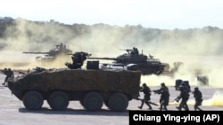  Tajvanske trupe koristeći tenkove, minobacače i malokalibarsko oružje izvode vojnu vežbu usmerenu na odbijanje napada iz Kine, okrug Hsinču, severni Tajvan, 19. januara 2021.