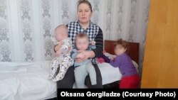 უკრაინიდან ლტოლვილი ოკსანა გორგილაძე მცირეწლოვან შვილებთან ერთად, ბათუმში, სასტუმრო „თანამგზავრის“ ნომერში.