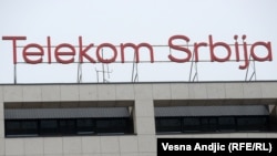 Logo državne telekomunikacione kompanije na zgradi u Beogradu, novembar 2022.