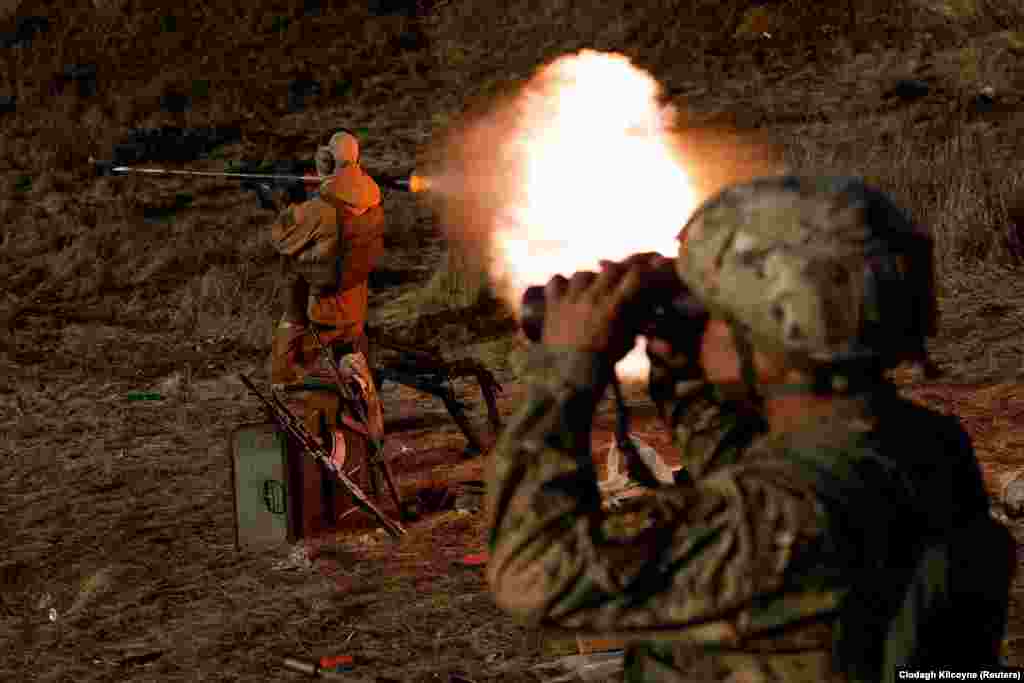 Військовослужбовець добровольчого батальйону «Карпатська Січ» стріляє із РПГ на лінії фронту поблизу Кремінної. Луганська область, 3 січня 2023 року. :  «Ця війна повністю відрізняється від громадянської війни у нас в Колумбії. Їх неможливо порівнювати. Тут застосовується багато артилерії. Росіяни атакують нас ракетами, касетними бомбами. Тому тут все по-іншому. Тож, ми даємо відсіч, намагаючись вижити та прогнати росіян із України», – сказав агенції Reuters Хуан Пабло Уртадо Латорре іноземний доброволець батальйону «Карпатська Січ» із Колумбії