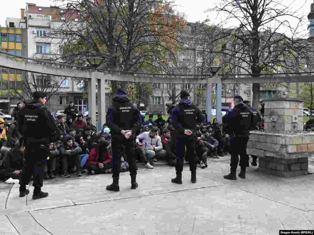 Srbija je zemlja na takozvanoj "Balkanskoj ruti", a ljudi u pokretu, bežeći od rata i siromaštva prolaze kroz državu u pokušaju da se domognu država EU. Aktivisti za ljudska prava ranije su kritikovali policiju zbog odnosa prema migrantima, kada je 18. jula Ministarstvo objavilo fotografije i snimke na kojima se vidi grupa ljudi u pokretu sa rukama na potiljku i tadašnji ministar unutrašnjih poslova Aleksandar Vulin kako daje izjavu. Beograd, 25. novembar 2022.