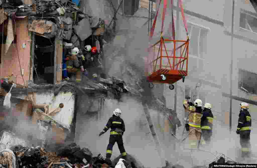 Також відомо, що вже було врятовано 39 осіб, у тому числі 6 дітей. Отримано 43 повідомлення про безвісти зниклих осіб, зазначили рятувальники