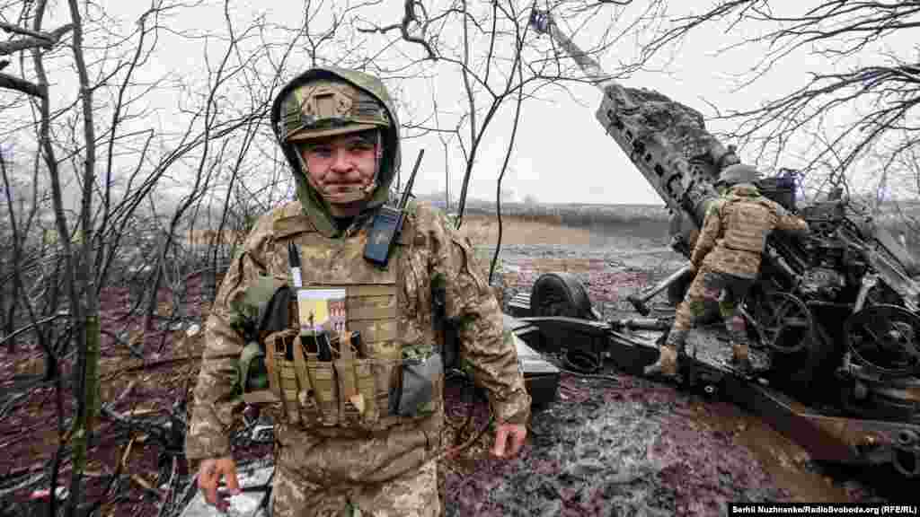 Сергій, військовий ЗСУ: «Ця гармата набагато потужніша за радянські, це однозначно. Точніша – це ми знаємо по її роботі. Зараз ми її (гармату – ред.) добре знаємо, нам виходить працювати доволі непогано. Цілей дуже багато і кожна «смачна» по-своєму. Зокрема, особовий склад противника. Було там 300 піхотинців, ми накрили їх «чергою», по-моєму 9 снарядів було. Це нам додало радості і бойового духу надовго. Ми працюємо чітко і по цілі, лишнього не стріляємо. Якщо ми виходимо на роботу з «семіркою», то вона працює недовго, але ефективно