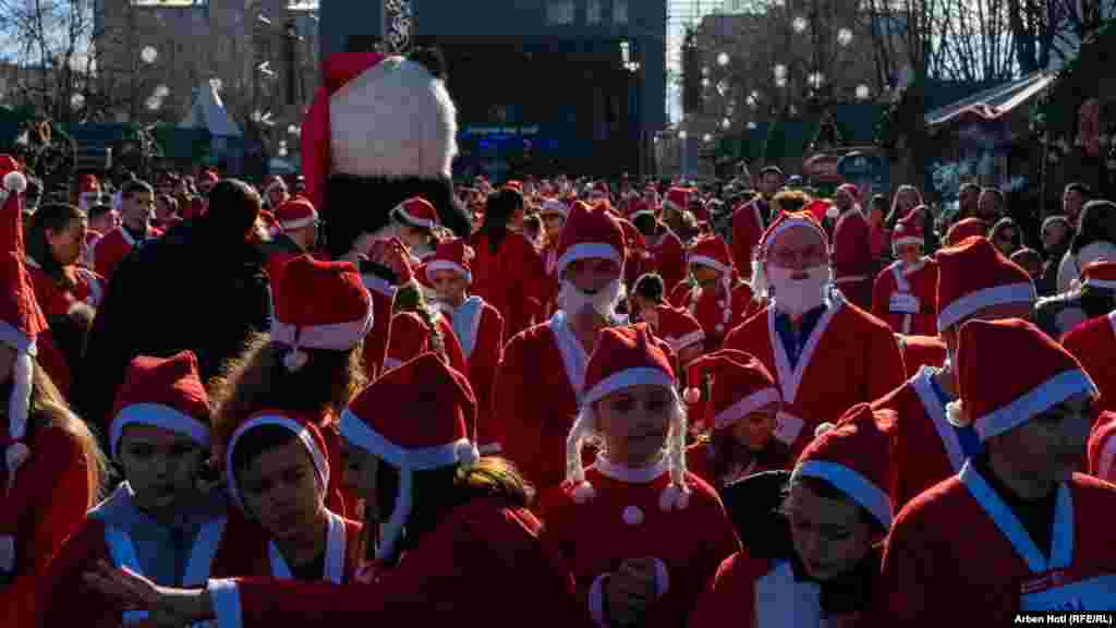 Brojni građani sudjelovali su u godišnjoj manifestaciji „Trka Djeda Mrazova“.