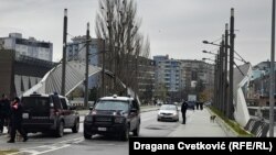  Fotografija mosta preko rijeke Ibar koji dijeli Mitrovicu na sjevernu i južnu, 9. decembar 2022. 