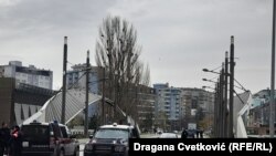 Most preko reke Ibar koji deli Mitrovicu na severnu i južnu., decembar 2022.