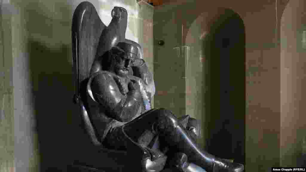 Mauzolej na vrhu planine Lovćen godišnje posjeti gotovo 70.000 posjetilaca, podaci su Narodnog muzeja Crne Gore dostavljeni RSE. Na fotografiji je skulptura u granitu Petra II Petrovića Njegoša visoka 3,74 metra, postavljena unutar Mauzoleja. 