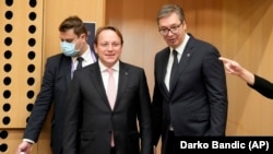 Oliver Varhelji, komesar za proširenje EU, i Aleksandar Vučić, predsednik Srbije, prilikom susreta u Brdu kod Kranja (Slovenija), 6. oktobra 2021.