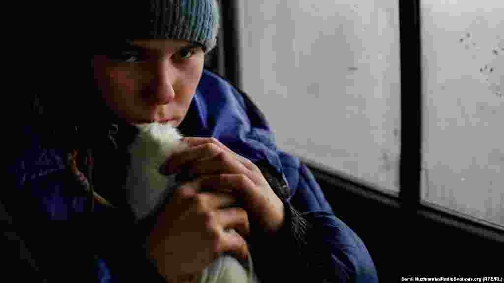 За всю дорогу до евакуаційного пункту дівчинка не випустила свинку з рук, час від часу годувала її морквою, і тримала її за пазухою, щоб вона не змерзла 