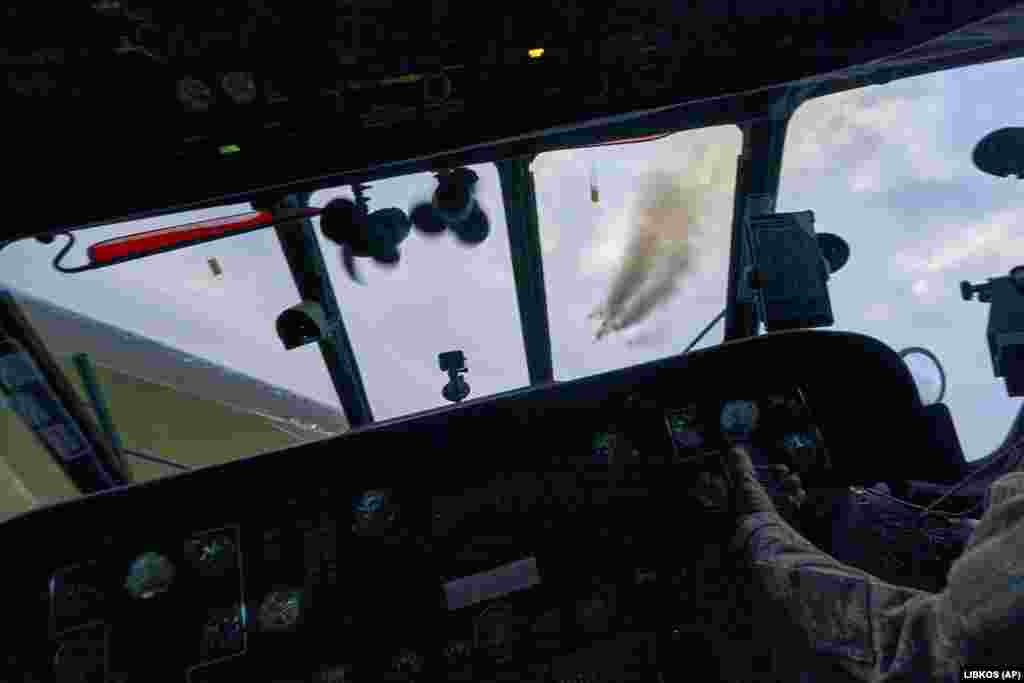 Вид з кабіни пілота на ракети, випущені по російських позиціях у Херсонській області  