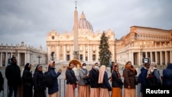 Люди стоять в черзі, щоб віддати шану колишньому Папі Бенедикту у Ватикані, 2 січня 2023 року