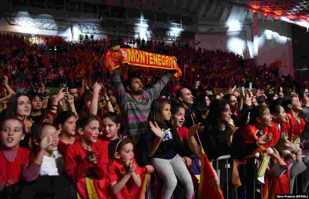 Hiljade građana, navijača proslavljaju osvajanje bronzane medalje ženske rukometne reprezentacije Crne Gore na Evropskom prvenstvu. To je, poslije 10 godina, prva medalja za crnogorske rukometašice na velikim takmičenjima.                                                                                                                                                                               Bemax arena, Podgorica, 22.11.2022.