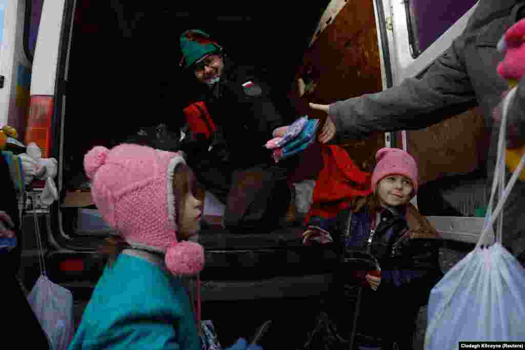 Під час затишшя між обстрілами Кашувара зміг роздати подарунки, а Олександра та її сестричка Христина терпляче чекали, щоб отримати свої  