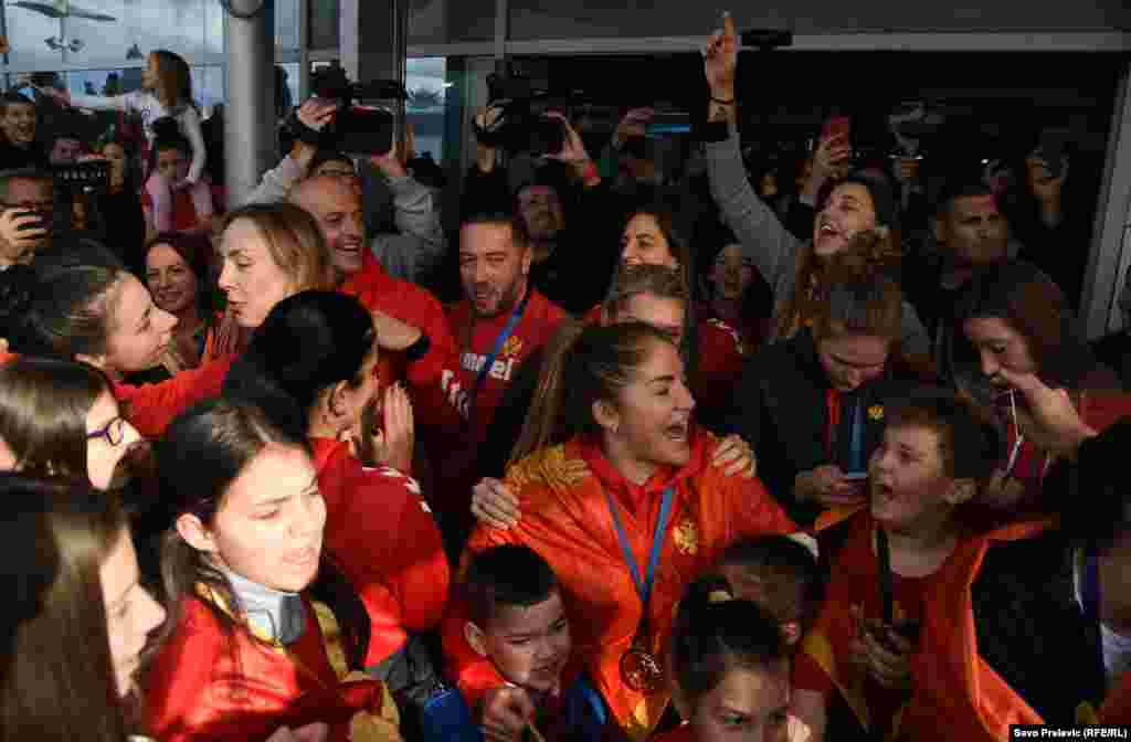 Karneval na aerodromu! Crnogorske rukometašice osvajanje evropske bronze proslavljaju zajedno s navijačima koji su ih dočekali. Pjesma, skandiranje, autogrami i zajedničke fotografije.                                                                                                                                                                          Aerodrom Podgorica, 21.11.2022.
